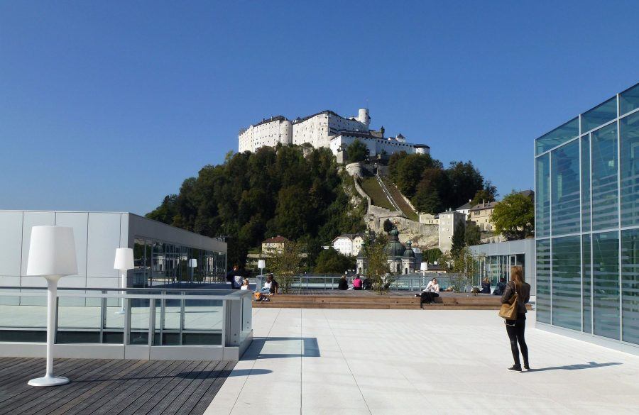 The roof terrace of the Unipark Nonntal provides an open urban space with a breathtaking view of the fortress and the Alps – unfortunately, without roof greening.