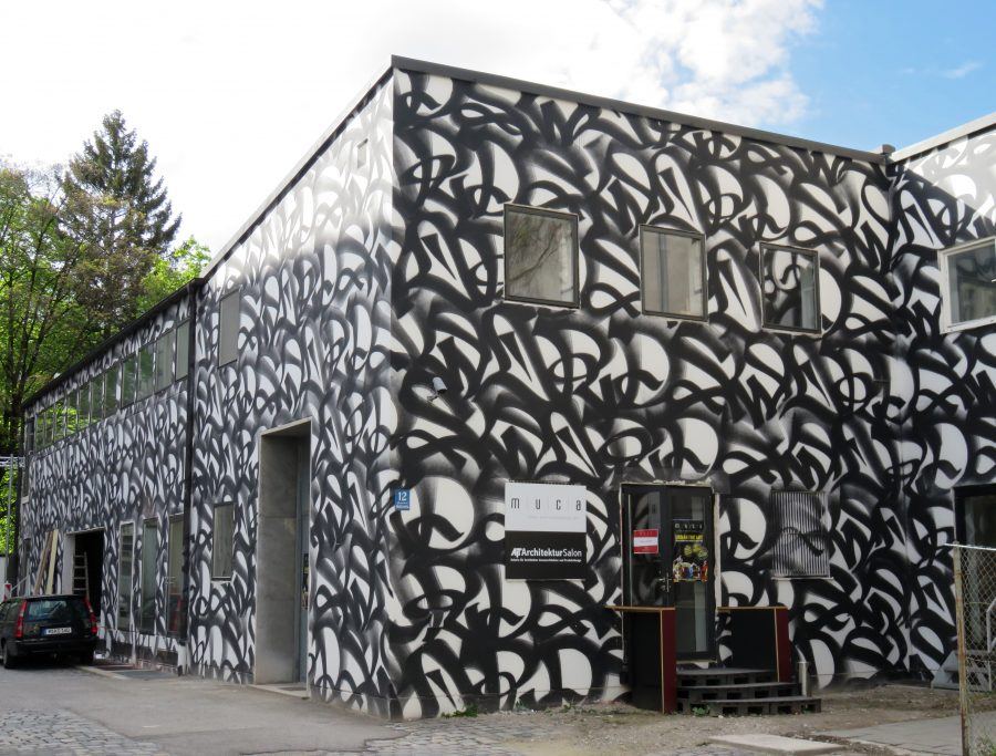 The exterior walls of the building were painted by the Berliner graffiti artist Stohead. Copyright: Claudia Neeser.