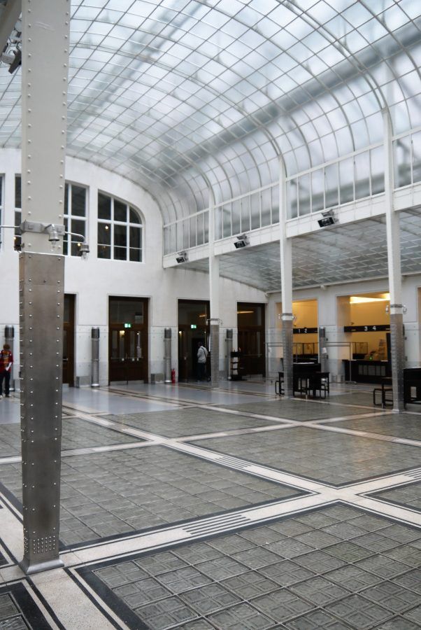 Another perspective on The cashiers’ hall of the Postsparkasse building by Otto Wagner. Copyright: Susy Baasel.