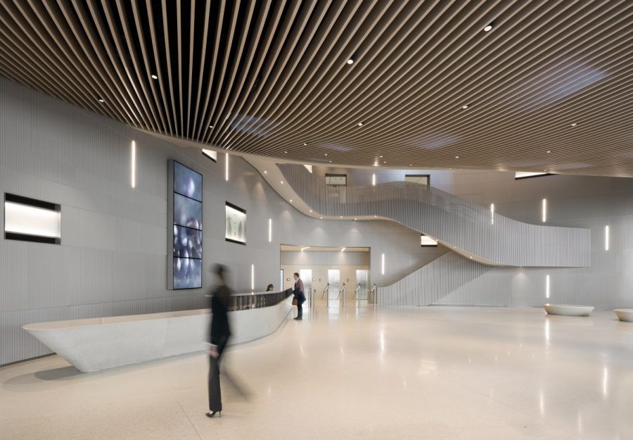 Inside view of the entrance hall of the office building - Guiding Architects 