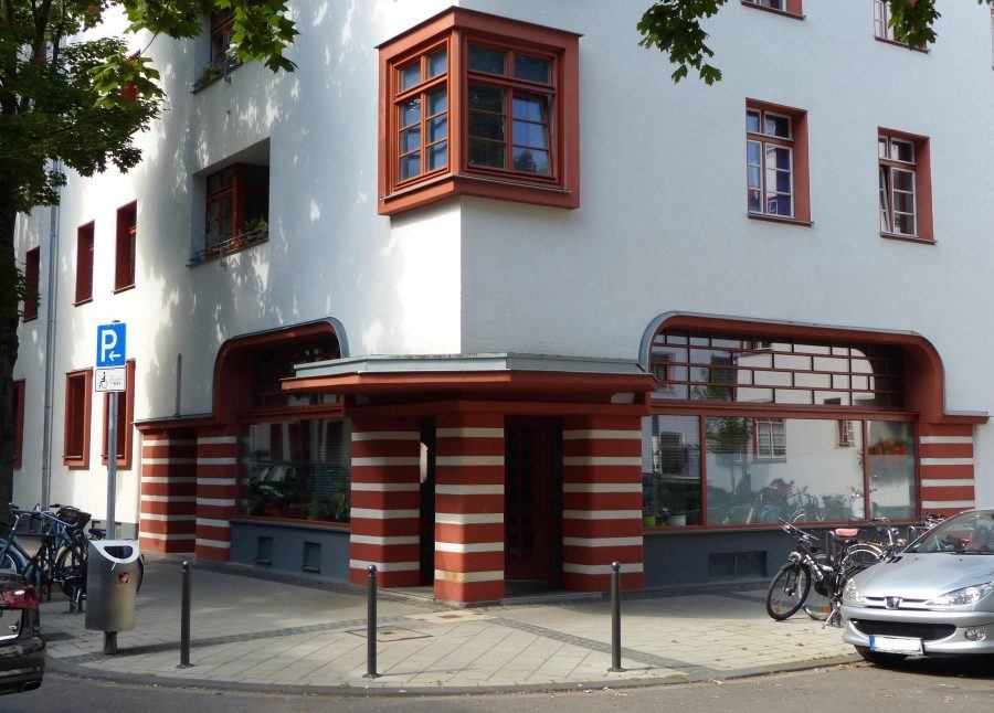 Street view of a building in Cologne inspired by Bauhaus ideas - Guiding Architects 