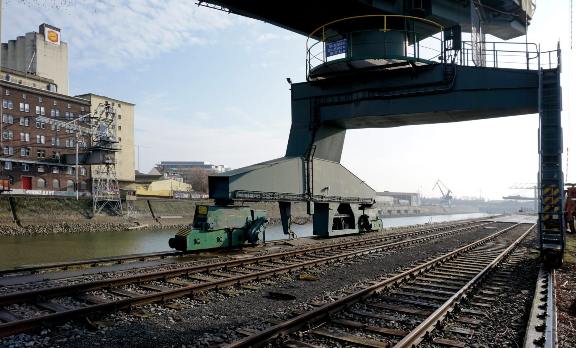 Guiding Architects, article: A harbor for living — the transformation of an industrial wasteland in Cologne (Fig. 2)
