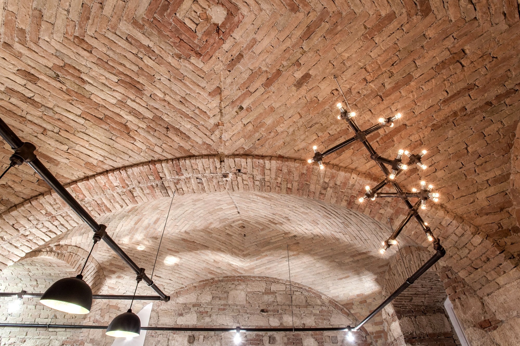 Guiding Architects, article: „Espresso embassy“ entworfen von Sporaarchitects in Budapest (Fig. 2)