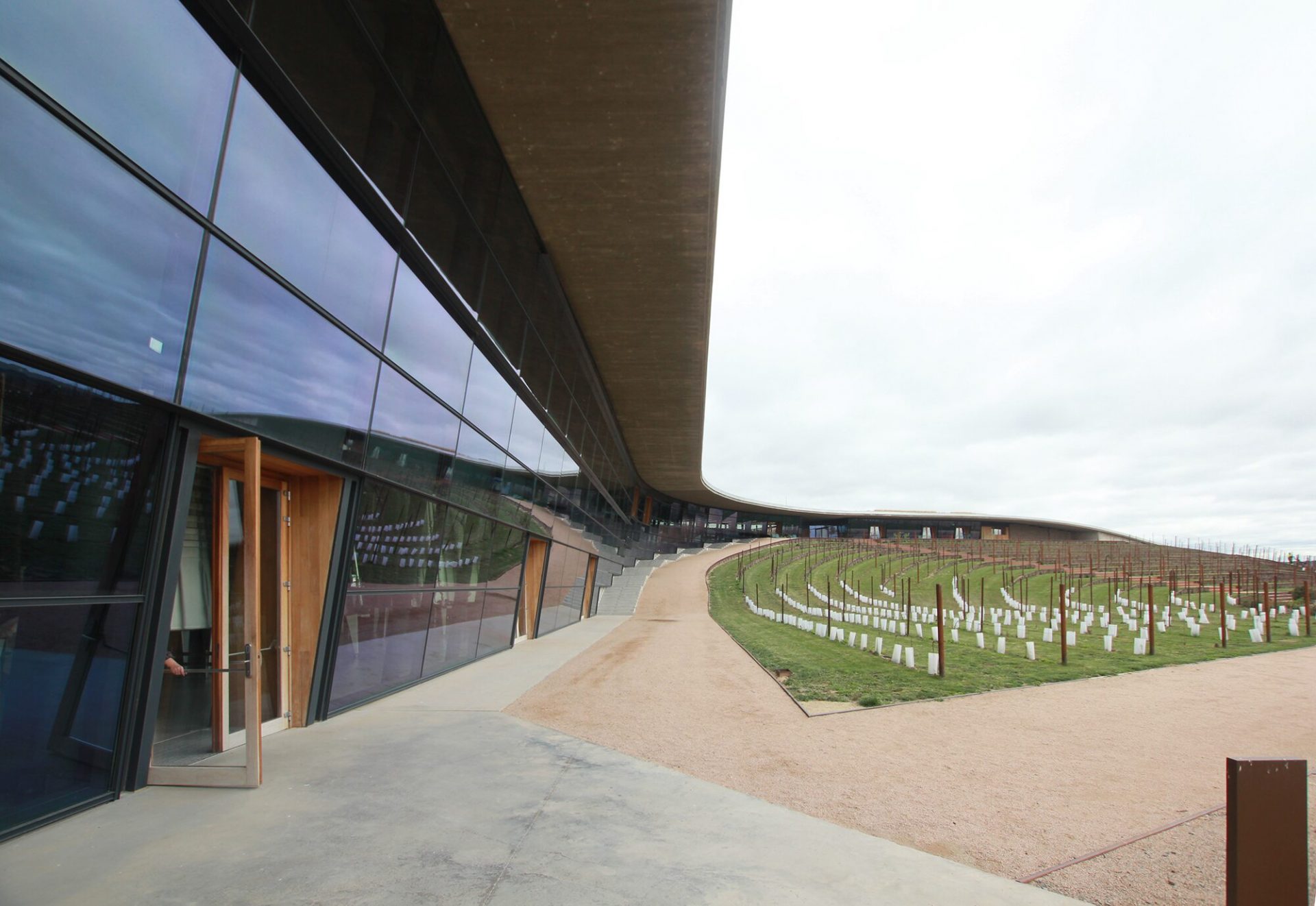 Guiding Architects, article: Un nuevo destino para el enoturismo: la nueva bodega Beronia convence con un diseño sostenible e integración paisajística (Fig. 3)