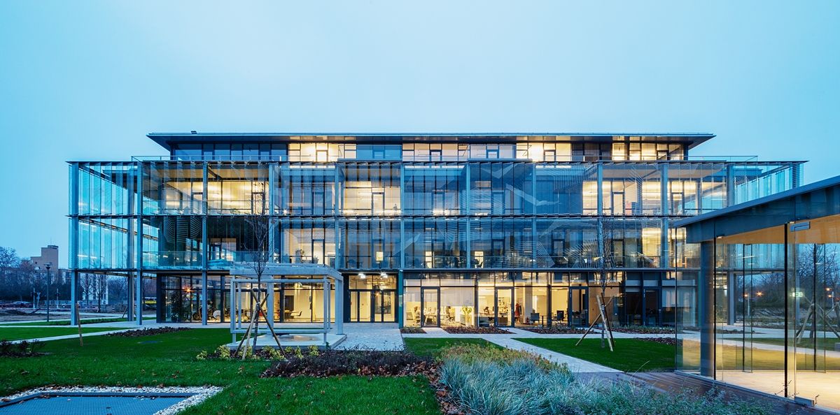 Guiding Architects, article: The exception to the rule: the new reception building in Graphisoft Park (Fig. 3)