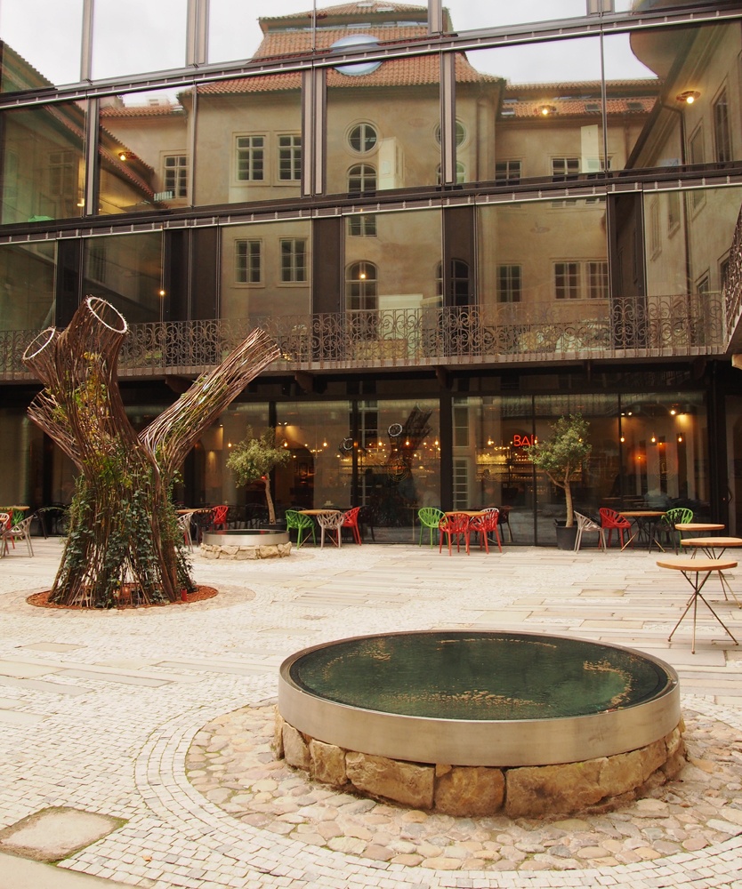 Guiding Architects, article: A green house in Prague replaces tanks with flowers (Fig. 3)
