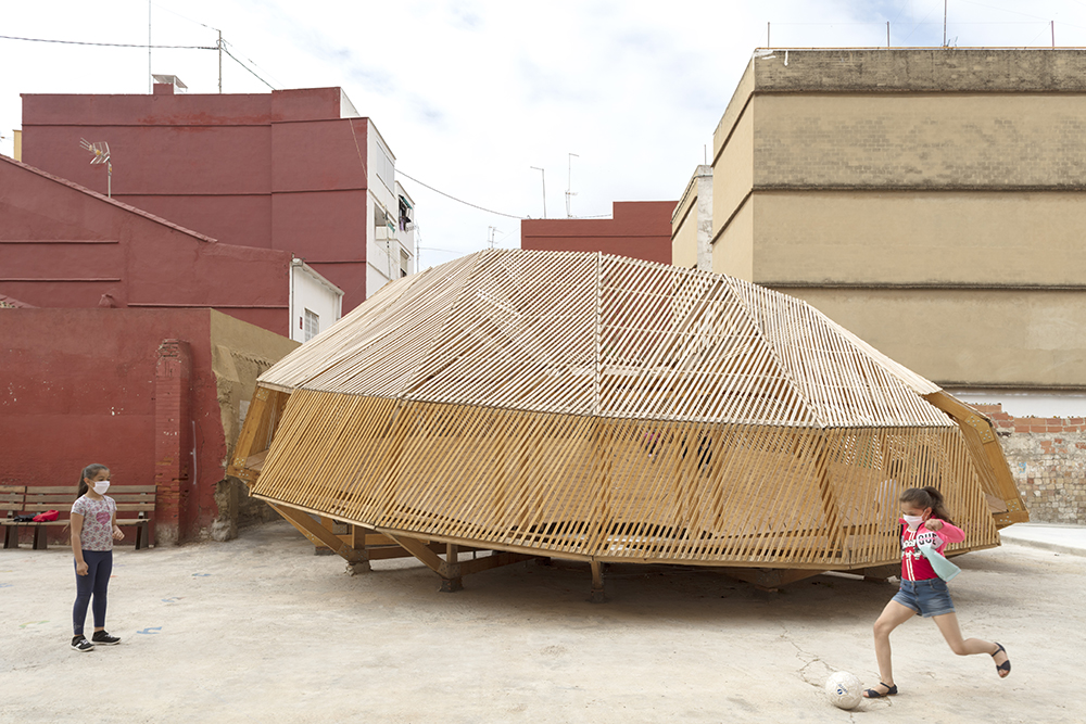 News: A UFO in El Cabanyal. A participatory project between Valencia City Council and Santiago Apóstol school, turns an abandoned lot into a school playground (Thumbnail)