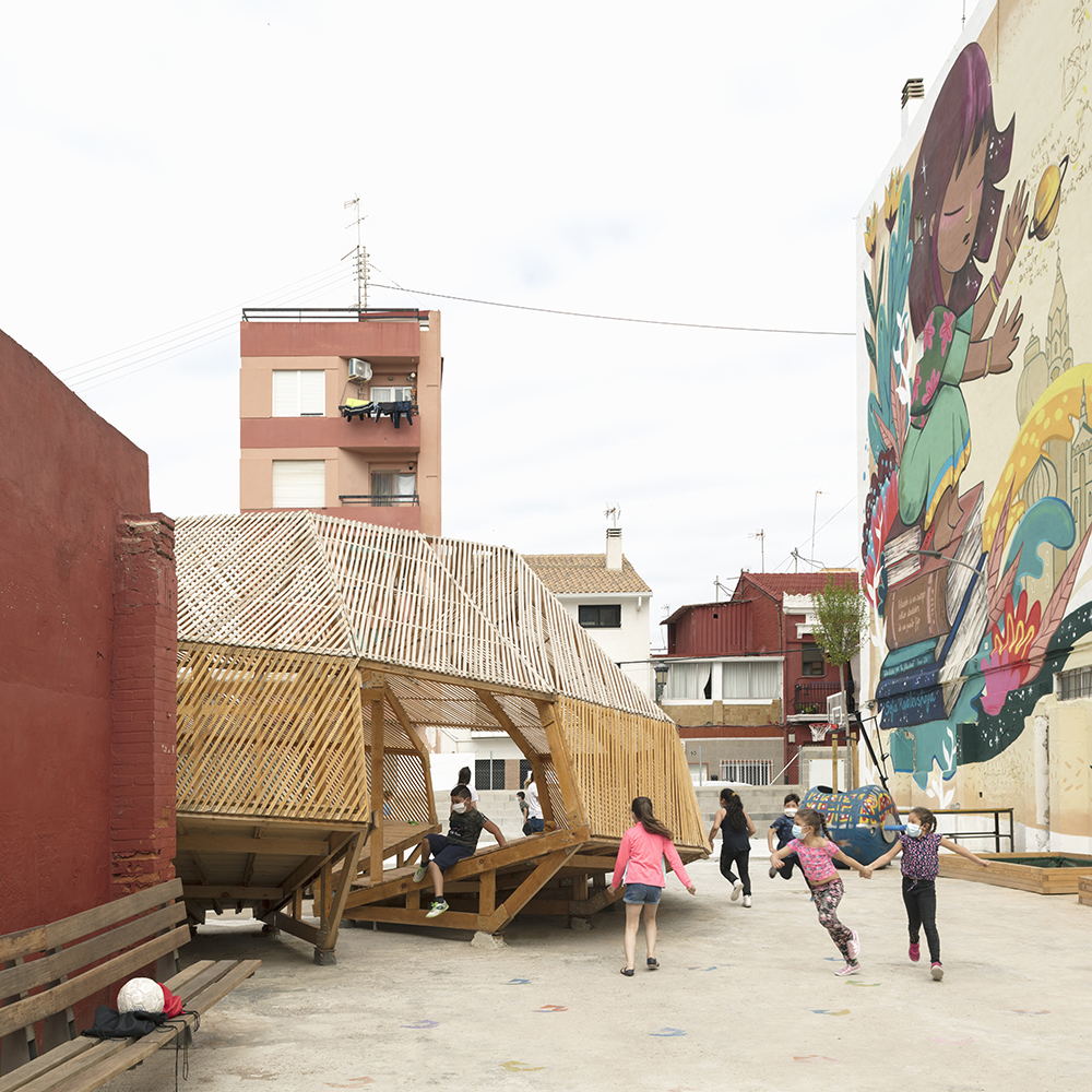 Guiding Architects, article: Un Ovni en El Cabanyal. Un proyecto participativo entre el Ayuntamiento de Valencia y el colegio Santiago Apóstol convierte un solar abandonado en un patio escolar (Fig. 2)