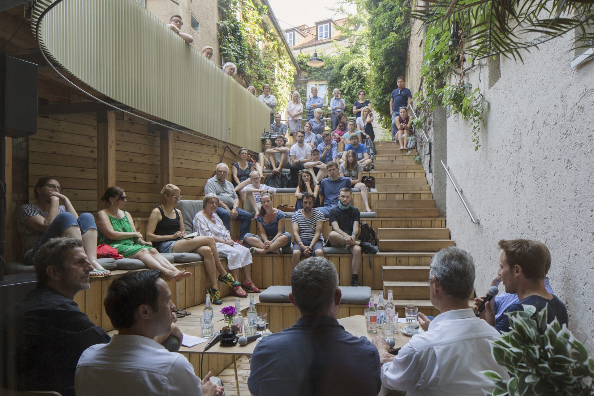 Guiding Architects, article: The “Bellevue di Monaco” — Munich’s popular meeting point for the interaction of locals and refugees (Fig. 5)