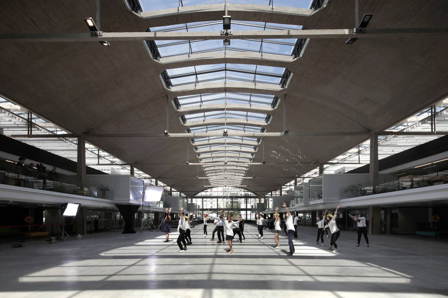 Guiding Architects, article: De la Halle Freyssinet à la Station F : Un campus de start-ups dans une halle en béton rénovée par Wilmotte & Associés (Fig. 3)
