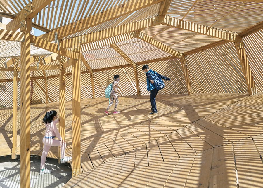 Guiding Architects, article: Un Ovni en El Cabanyal. Un proyecto participativo entre el Ayuntamiento de Valencia y el colegio Santiago Apóstol convierte un solar abandonado en un patio escolar (Fig. 4)