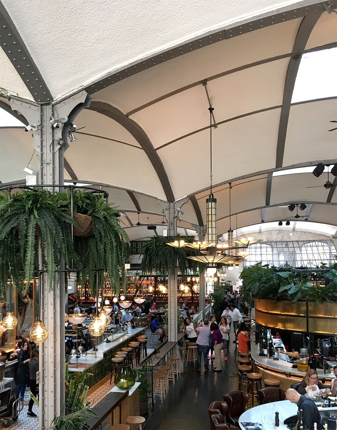 Guiding Architects, article: El Nacional — A stylish food court in Barcelona’s Passeig de Gràcia (Fig. 2)