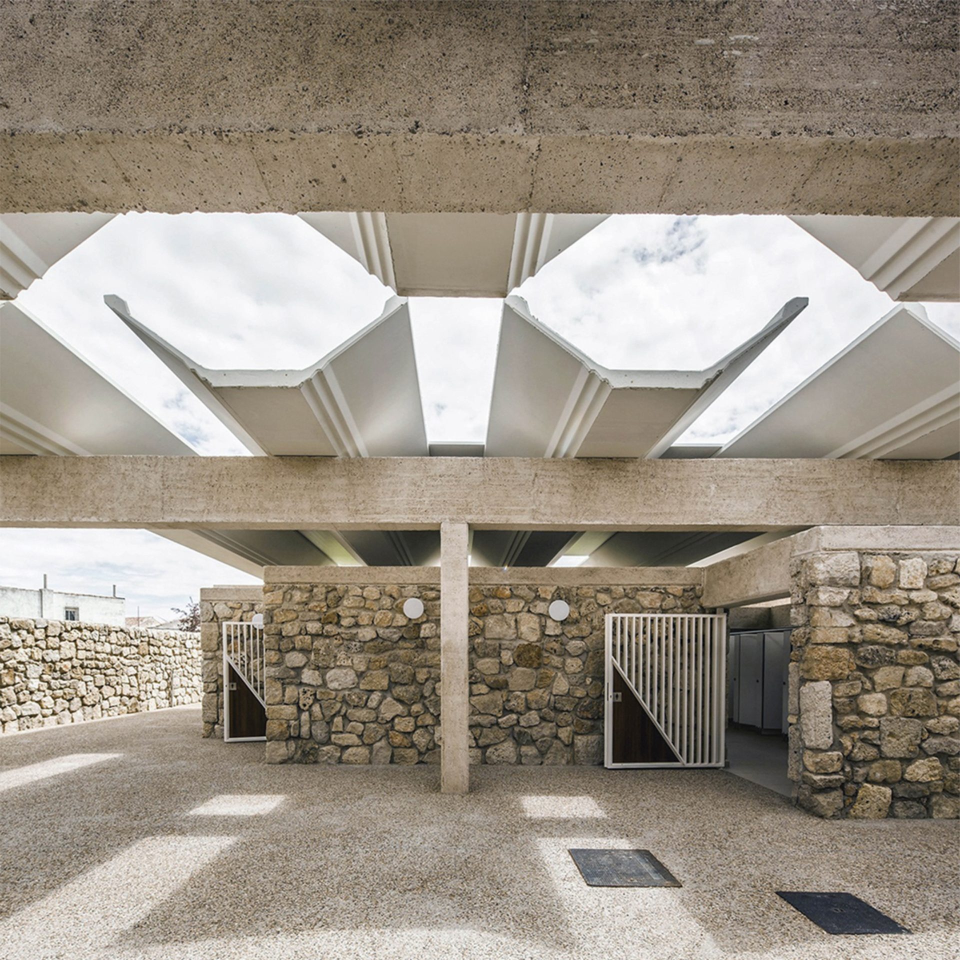 Guiding Architects, article-oaa: Out & About: Municipal Pools in Castromonte (Fig. 2)