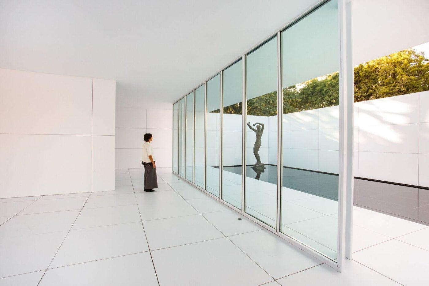 Guiding Architects, article: “Mies missing materiality”: A temporary intervention at the Barcelona Pavilion (Fig. 2)