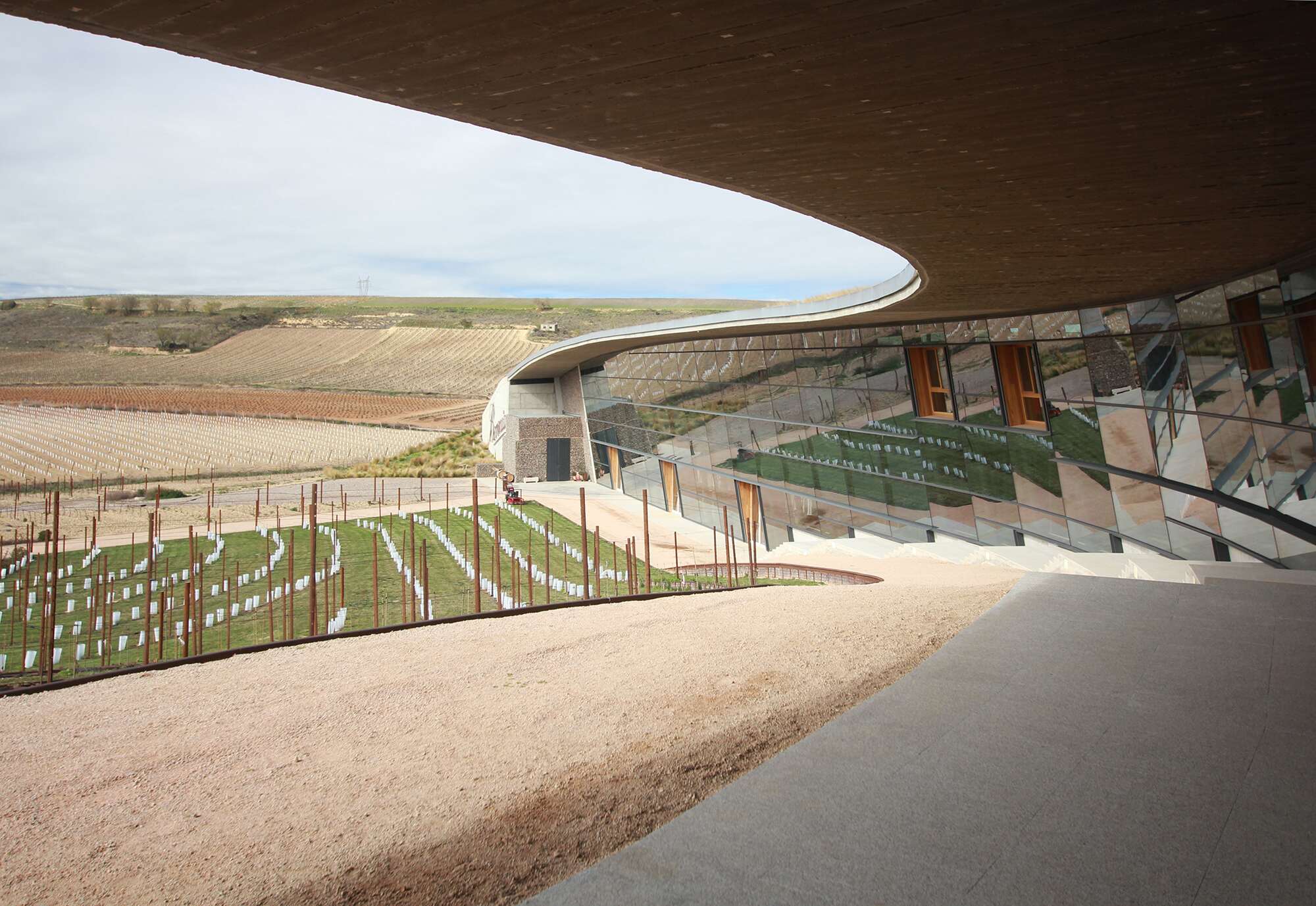 Guiding Architects, article: Un nuevo destino para el enoturismo: la nueva bodega Beronia convence con un diseño sostenible e integración paisajística (Fig. 2)