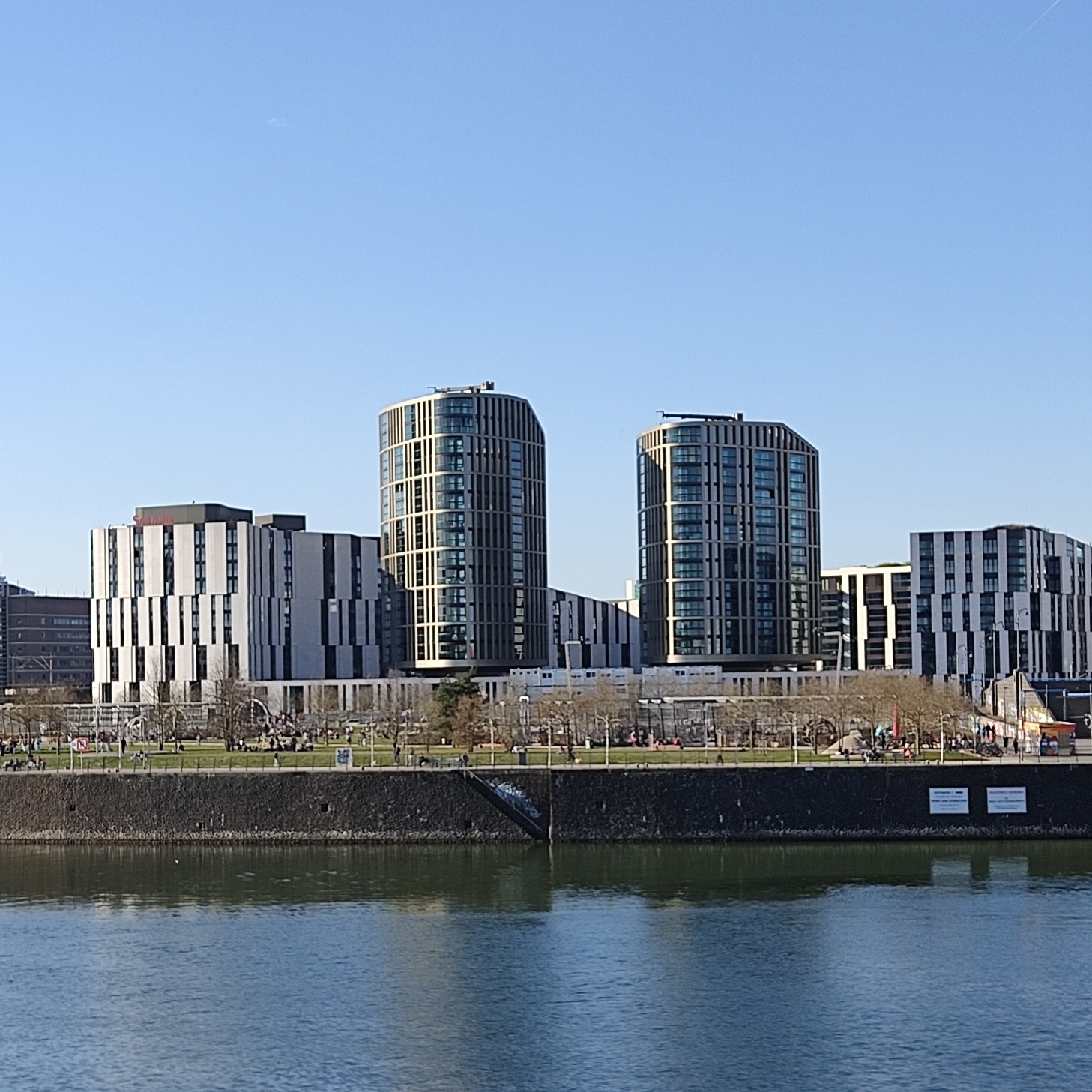 Guiding Architects, tour: ECB and 'Osthafen' (Eastern harbour) (Fig. 2)