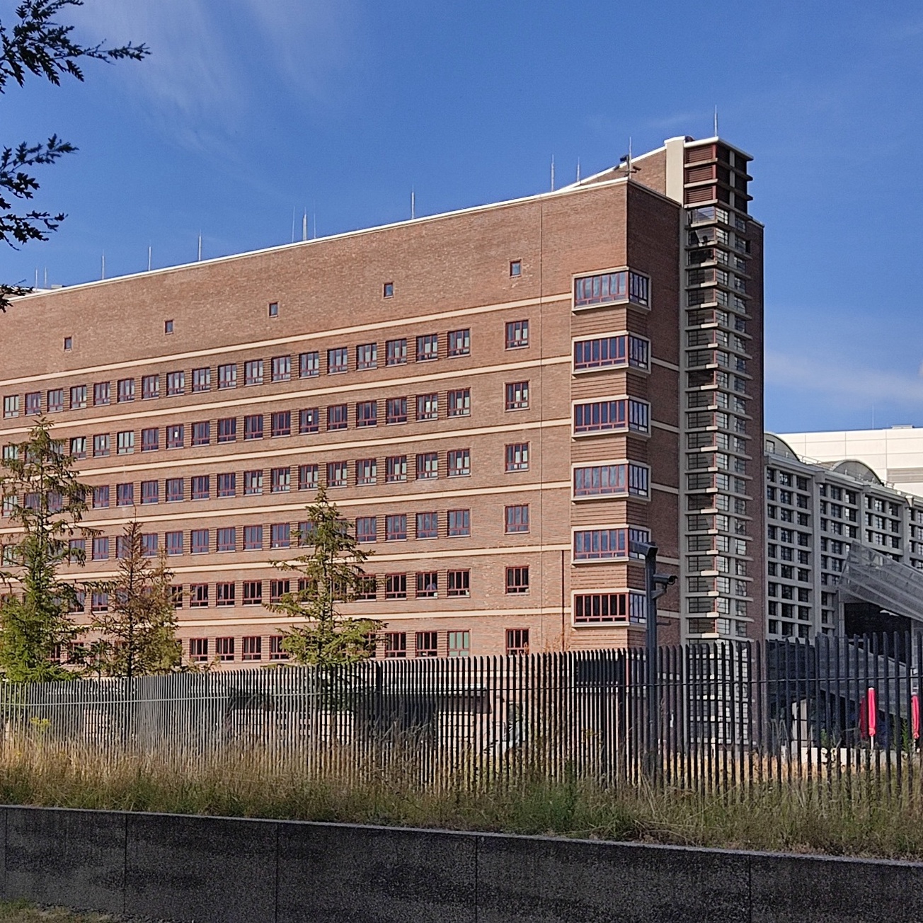 Guiding Architects, tour: ECB and 'Osthafen' (Eastern harbour) (Fig. 6)