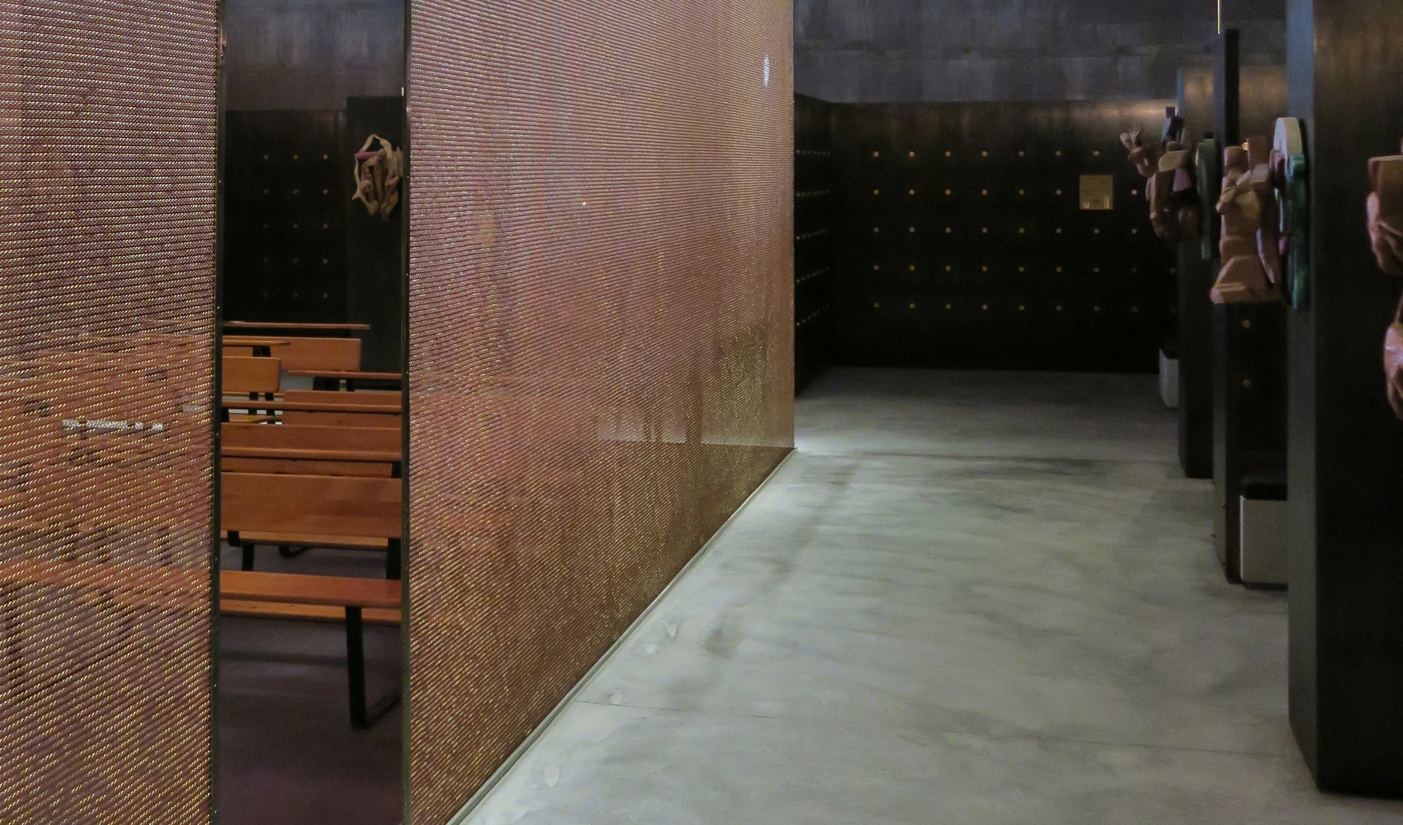 A fabric made of bronze, which is normally used for protective clothing, separates the functional areas in the Columbarium. Photo: Uta Winterhager