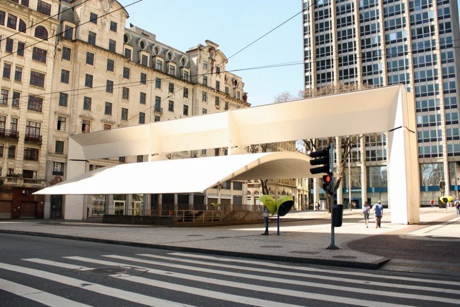 Praça Patriarca, by Paulo Mendes da Rocha, with the subway entrance.