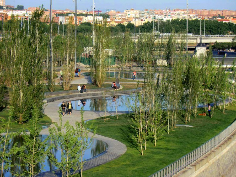 A new green public space in Madrid Río, by the river