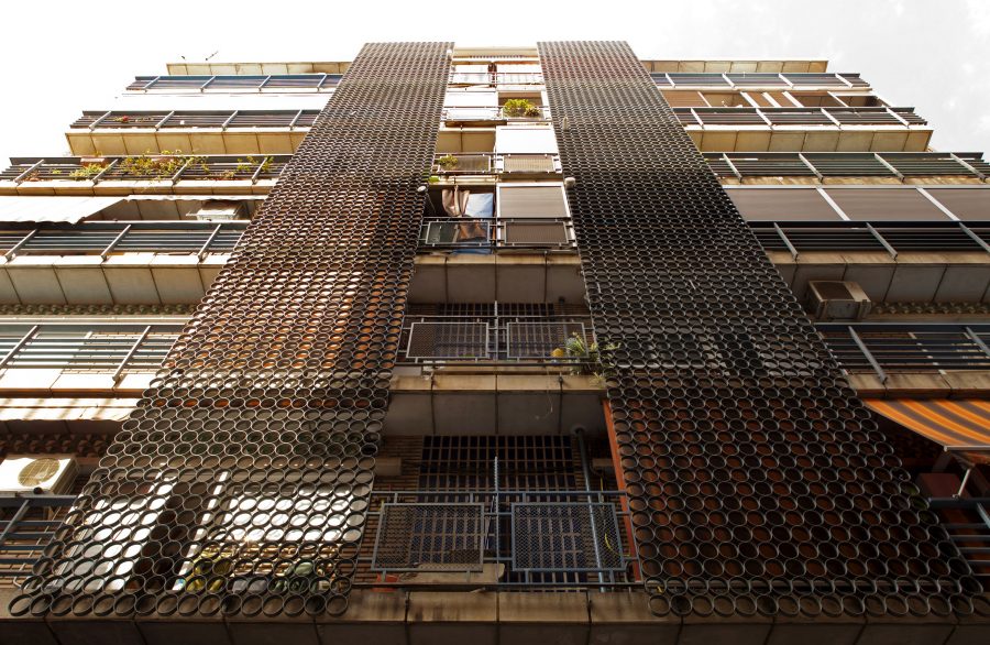 Main façade, with the original metallic rings by Facundo Martínez.