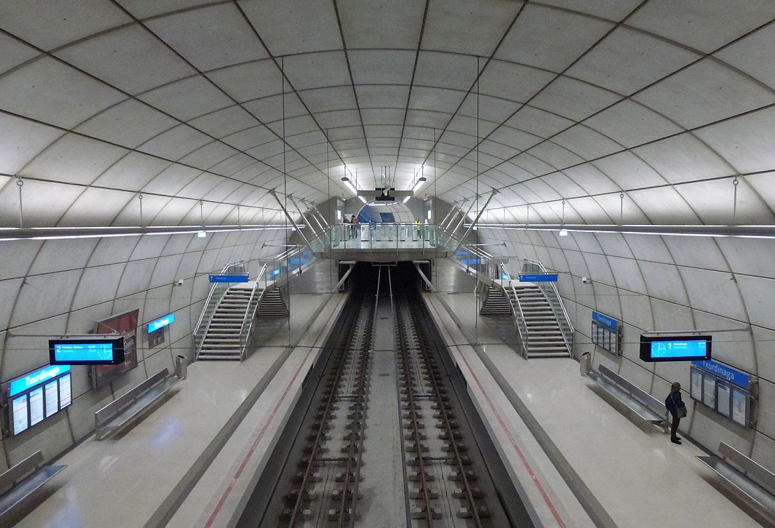 The hanging platforms over the rails helped to reduce the built elements on the stations of Foster's Metro Bilbao