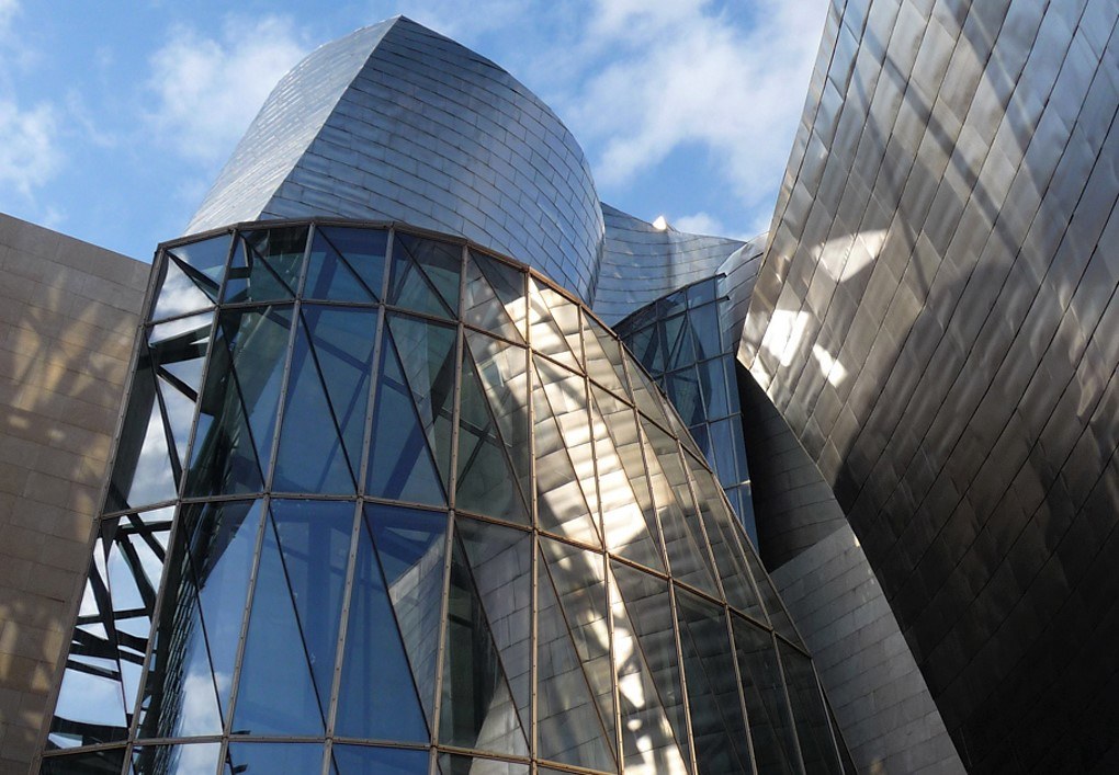 The curves and metal reflections that differentiate Frank Gehry’s architecture made Bilbao’s Guggenheim easily stand out among the Spanish buildings of the 90’s.