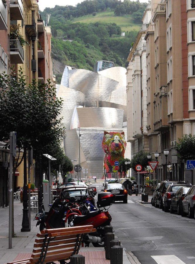 20 years of Guggenheim Bilbao. The mountain of glass and steel has been limiting the Iparraguirre street´s urban space for 20 years.