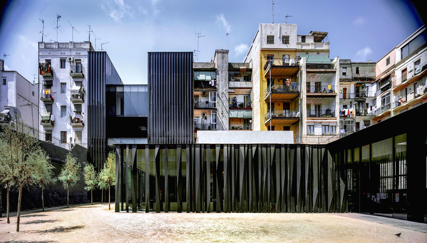 “Biblioteca Sant Antoni – Joan Oliver”, library and senior citizens center, 2007, Barcelona, Spain. Copyright: Hisao Suzuki.