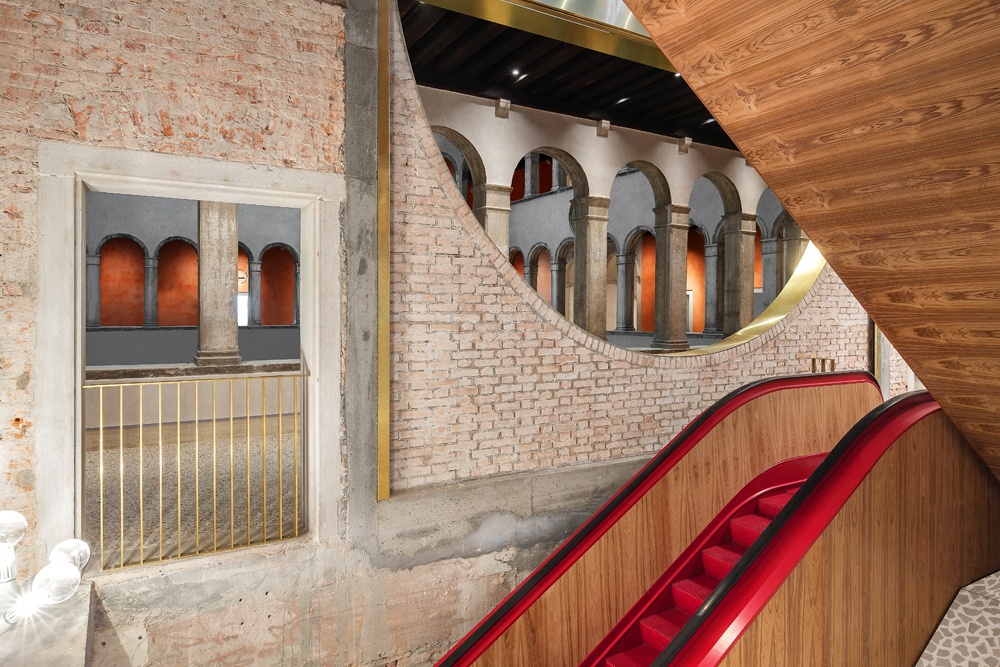 Fondaco dei Tedeschi, luxury shopping mall in Venice: Different layers of construction materials are visible on the walls.