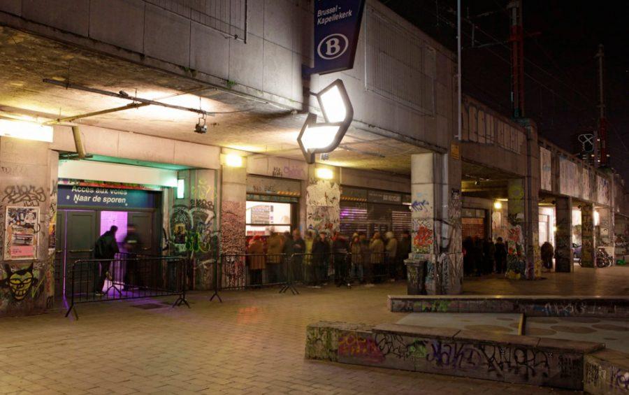 A first-time visitor may wonder what kind of night train people are queuing for. Copyright: Yves André.