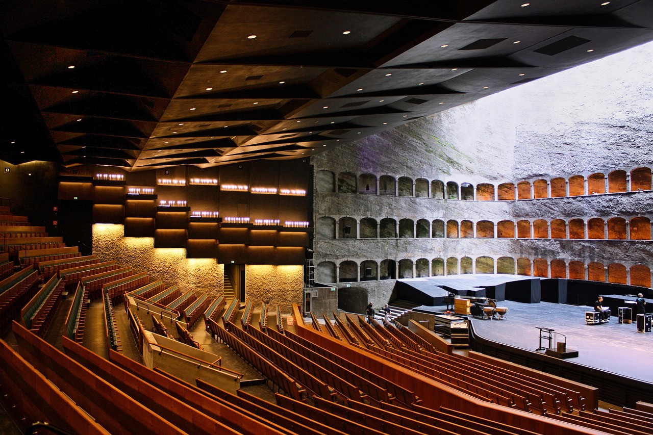 One of the most unmistakable stage settings in the world: the Felsenreitschule with its 96 arcades from 1693 and its auditorium renewed in 2012. Since then it also has a mobile roof.