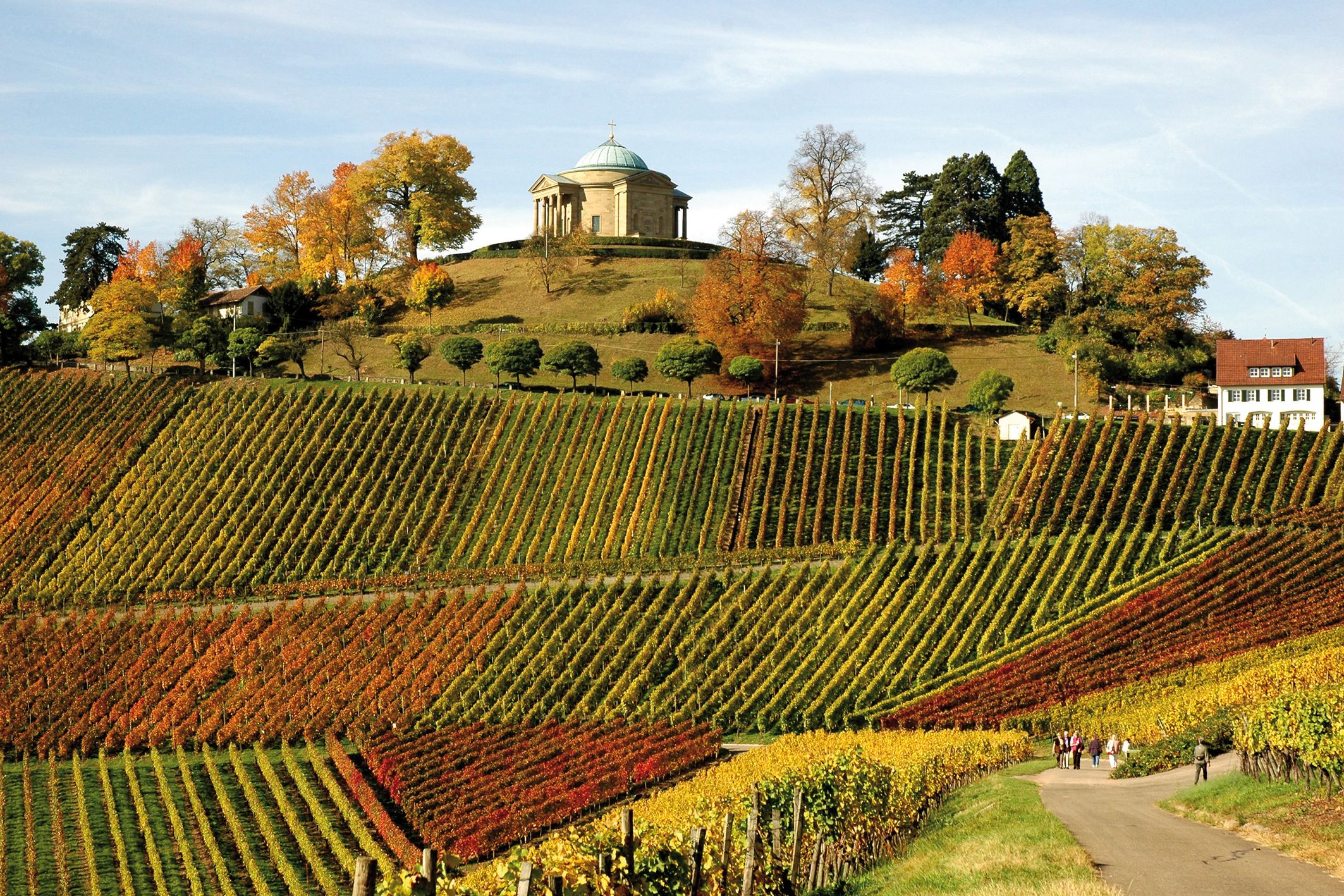 Grave chapel and vineyards. Copyright: StuttgartMarketing GmbH