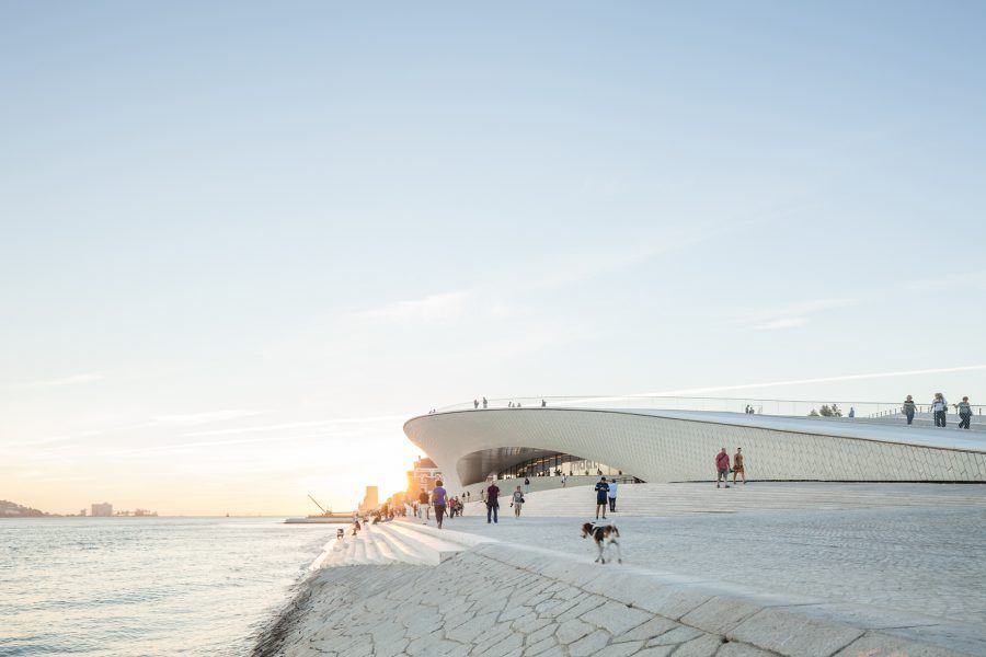 MAAT’s roof was designed to work as an outdoor rest and leisure area, connecting directly to the ground through soft slopes.