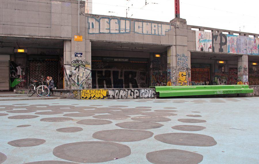 The square in front of Recyclart, wit its peculiar floor pattern. Copyright: Archipentage.