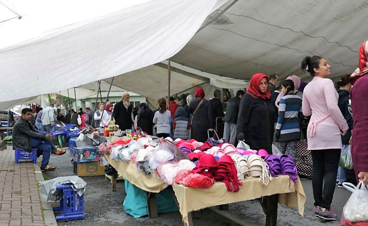 Weekly market in Balat. Copyright: Cengiz Tokgöz.