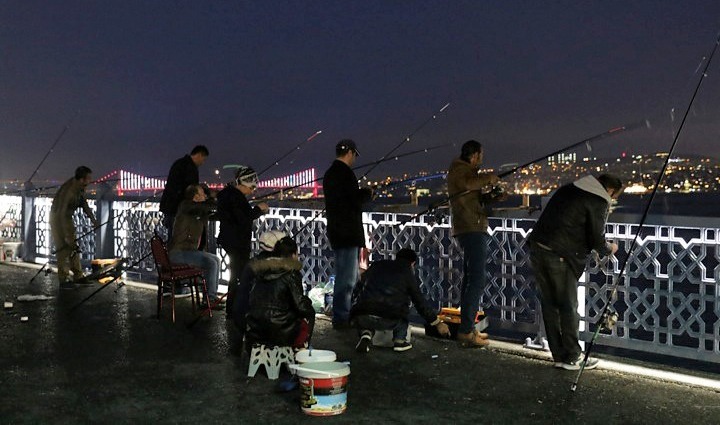 Galata Bridge in the evening, with local fishermen. Copyright: Cengiz Tokgöz.