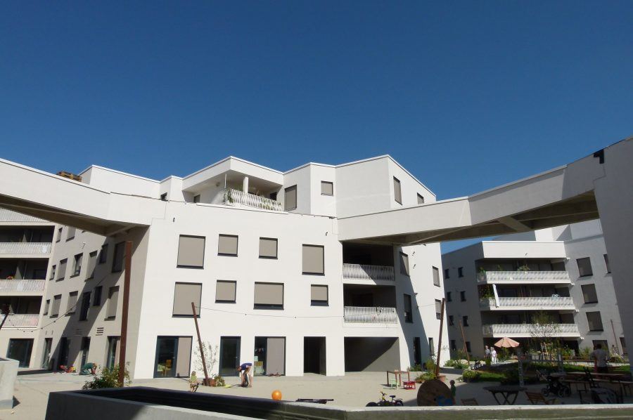 The area in between the buildings works as a common public square for the complex’s inhabitants. Copyright: Claudia Neeser.