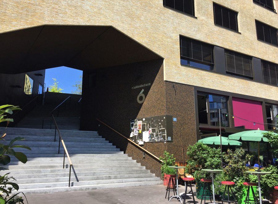 Stairway to the courtyard, which is a public and private space in one. Copyright: Barbara Petri.