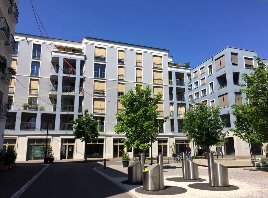 The so called “Stadthaus” – city house – by Miroslav Šik has the elegance of the city of Zurich and hosts 34 apartments for couples and singles around two courtyards.