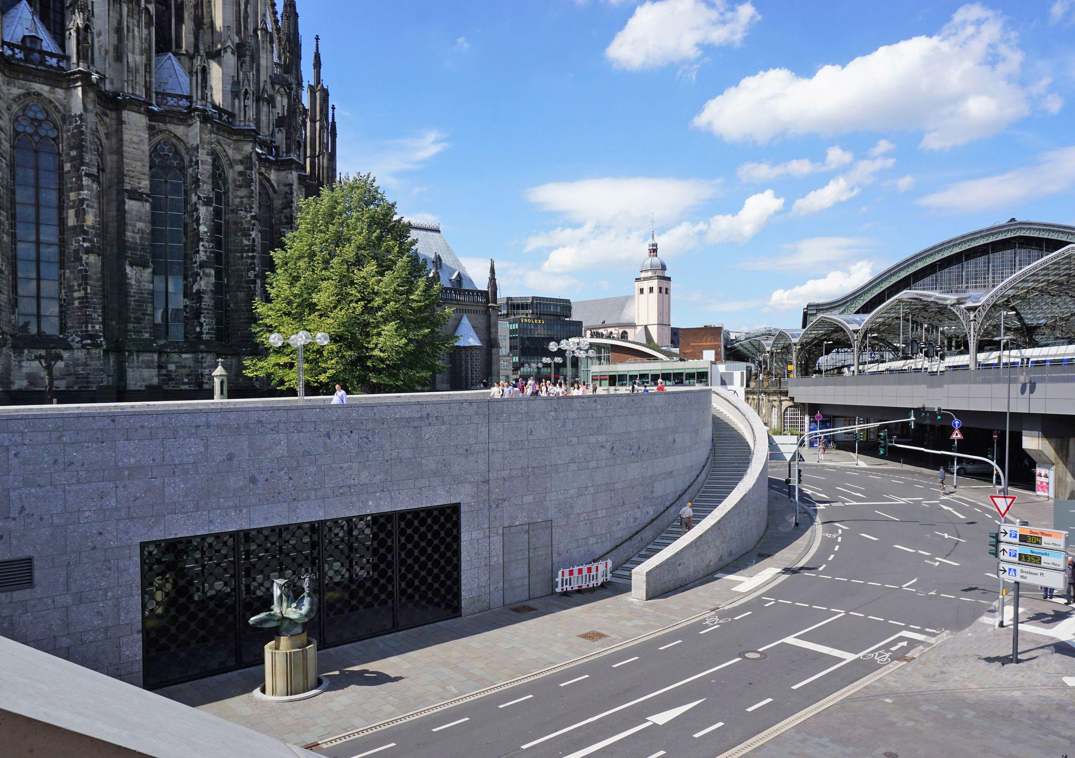 Allmann Sattler Wappner won the competition for the redesign of this central zone around the Cologne cathedral in 2002, but it took a while to be finished. Copyright: Marlene Zeltwanger.