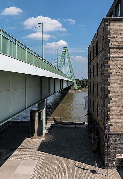 The particular green of Severin Bridge in Cologne. Copyright: Dietmar Rabich.