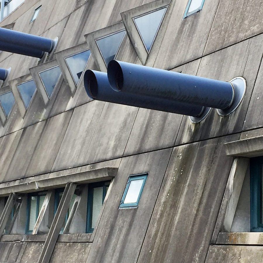 A detail of the building, showing its ventilation pipes and special reliefs. Thomas M. Krüger.