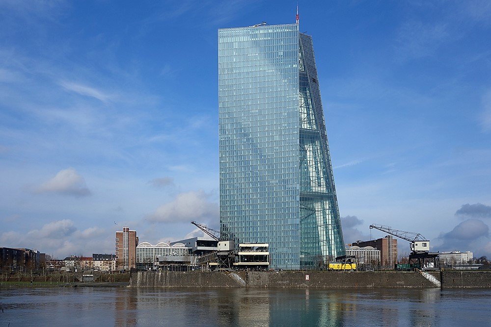 Restaurant Oosten is in front of the ECB high-rise. Copyright: Andrea Schwappach for ga frankfurt.