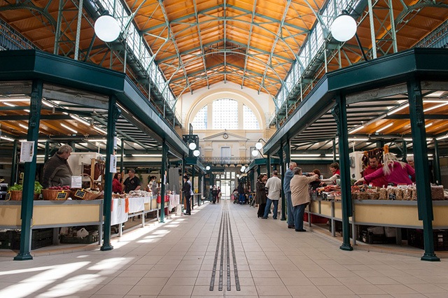 The Hold Street market in Budapest already sold fresh produce for those who enjoy cooking at home, but now it also serves Hungarian meals. Copyright: Ádám Szűcs.