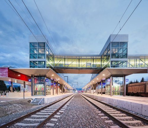 In a highly sensitive environment, high above the trains, the Hohensinn architecture office created this wooden skywalk, extremely wide spanned, Copyright: R. Bönsch.