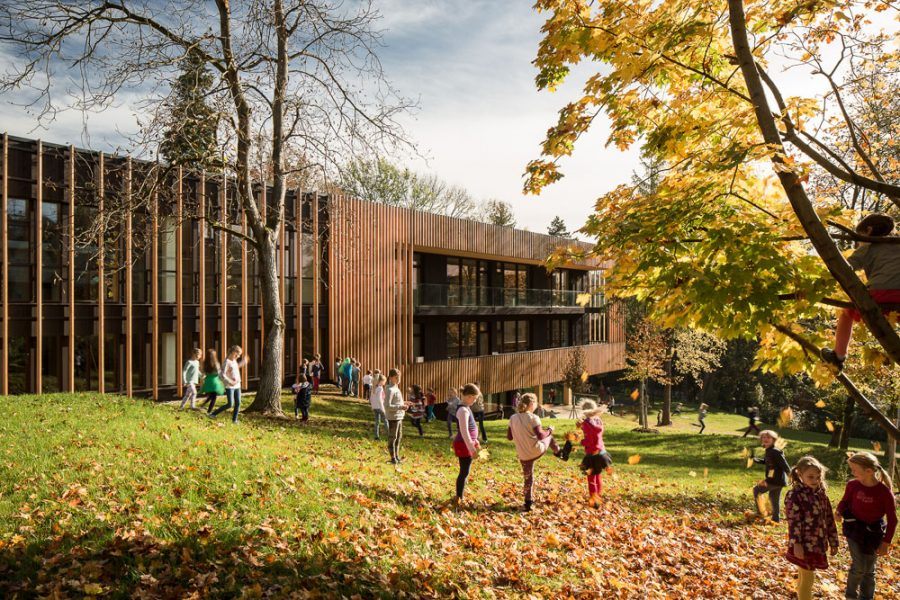 More and more new school buildings are in wood or in mixed materials including timber, as it happens with Mariagrün Primary School, by architects Berktold & Kalb. Copyright: K. Hörbst.