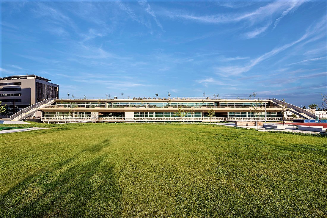 Aspern Federal School (“Bundesschule Aspern” in its native designation) by fasch&fuchs.architekten, as seen from Hannah-Arendt-Park. Copyright: Hertha Hurnaus.