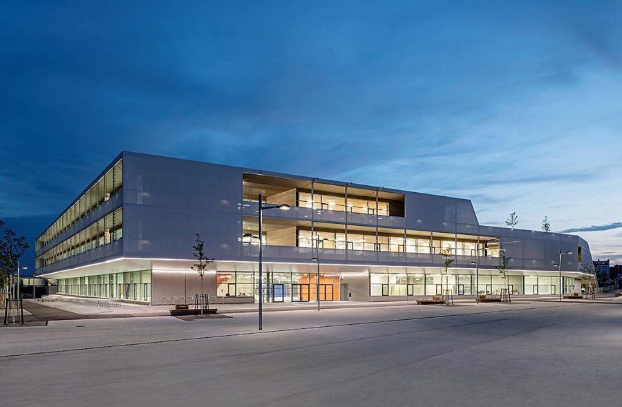 The façade membrane and main entrance to the school, in a perspective from Maria Trapp square. Copyright: Hertha Hurnaus.