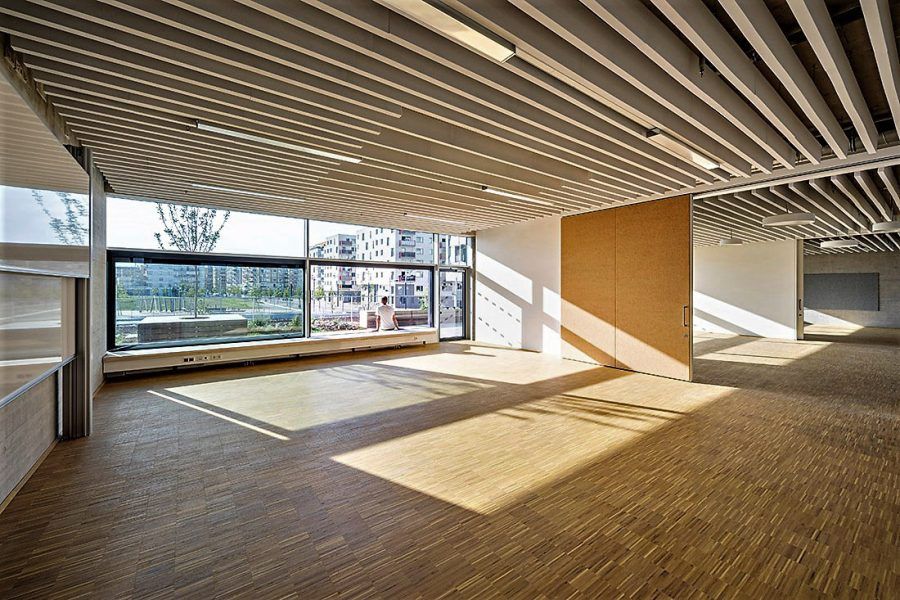 The classrooms interconnect with each other and open to the terraces through large sliding doors. Copyright: Hertha Hurnaus.